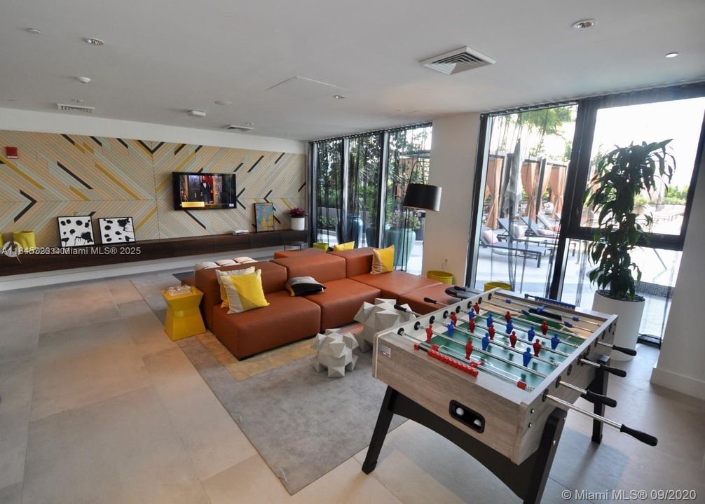 For Sale: $530,000 (1 beds, 1 baths, 679 Square Feet)