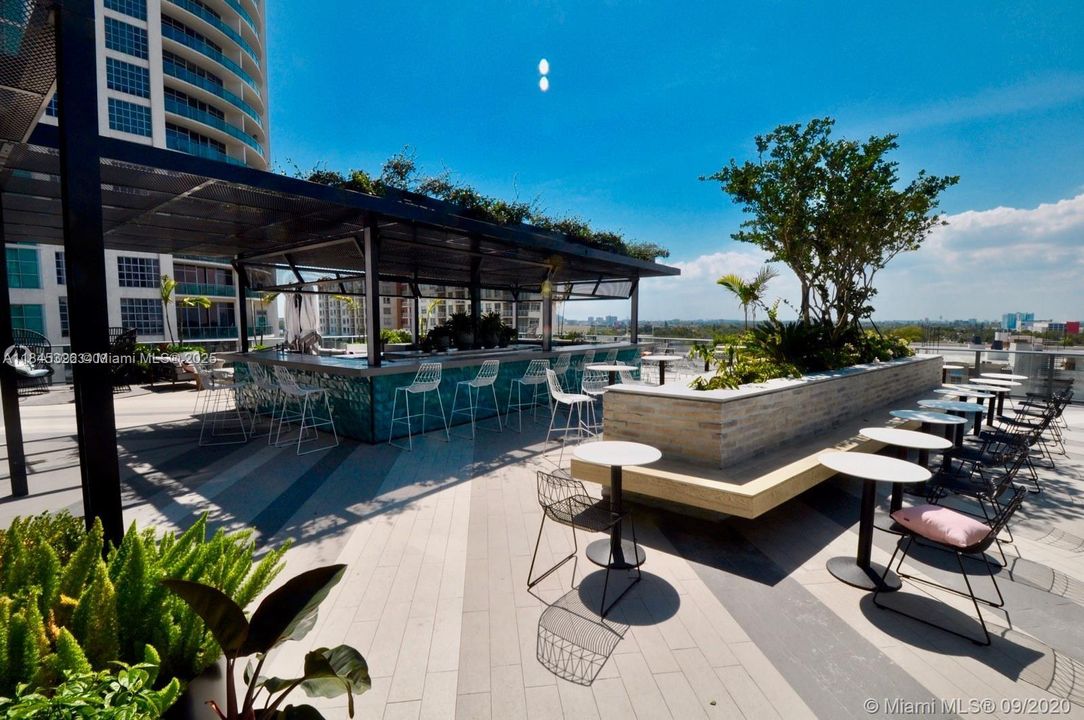 For Sale: $530,000 (1 beds, 1 baths, 679 Square Feet)