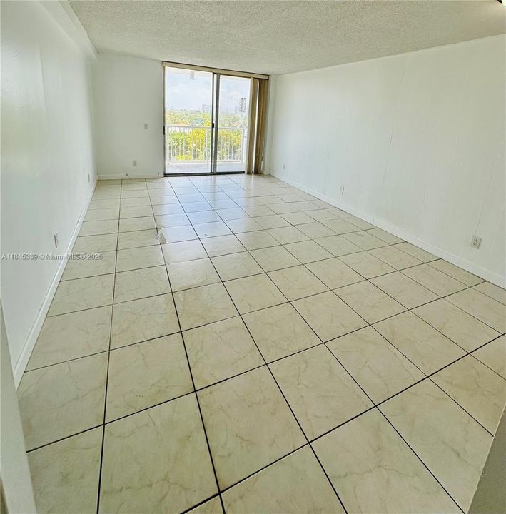 For Sale: $228,500 (1 beds, 1 baths, 806 Square Feet)