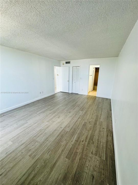 For Sale: $228,500 (1 beds, 1 baths, 806 Square Feet)