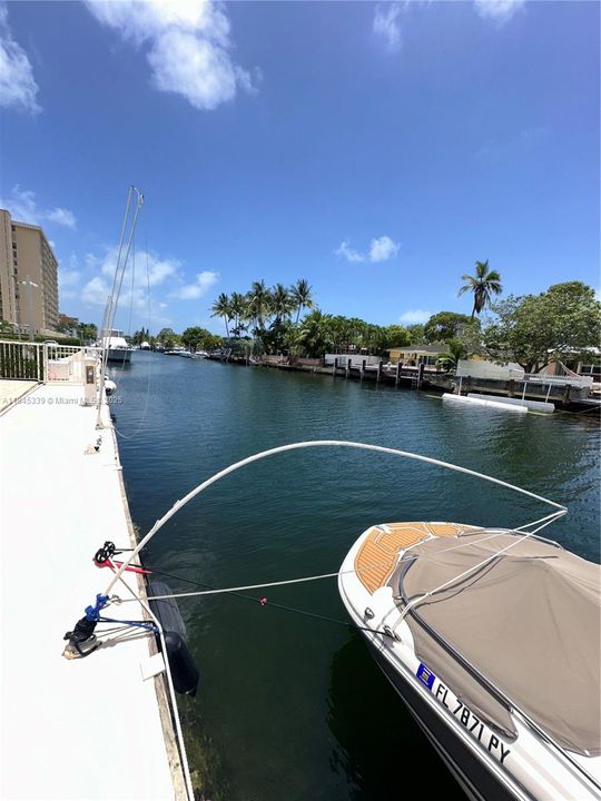 For Sale: $228,500 (1 beds, 1 baths, 806 Square Feet)