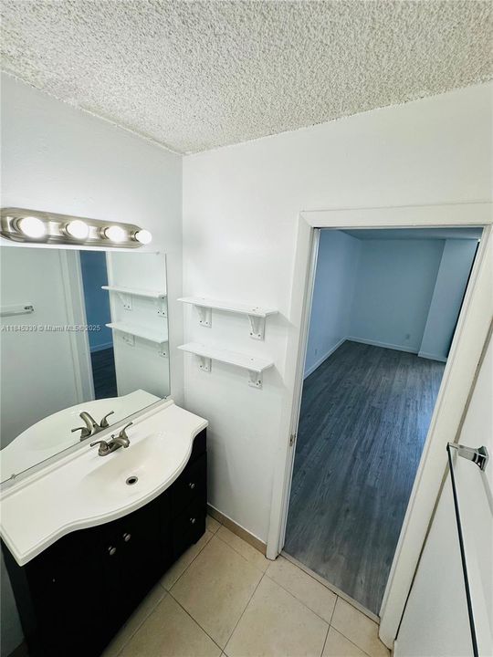 For Sale: $228,500 (1 beds, 1 baths, 806 Square Feet)