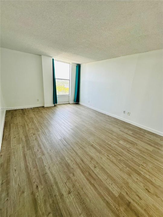 For Sale: $228,500 (1 beds, 1 baths, 806 Square Feet)