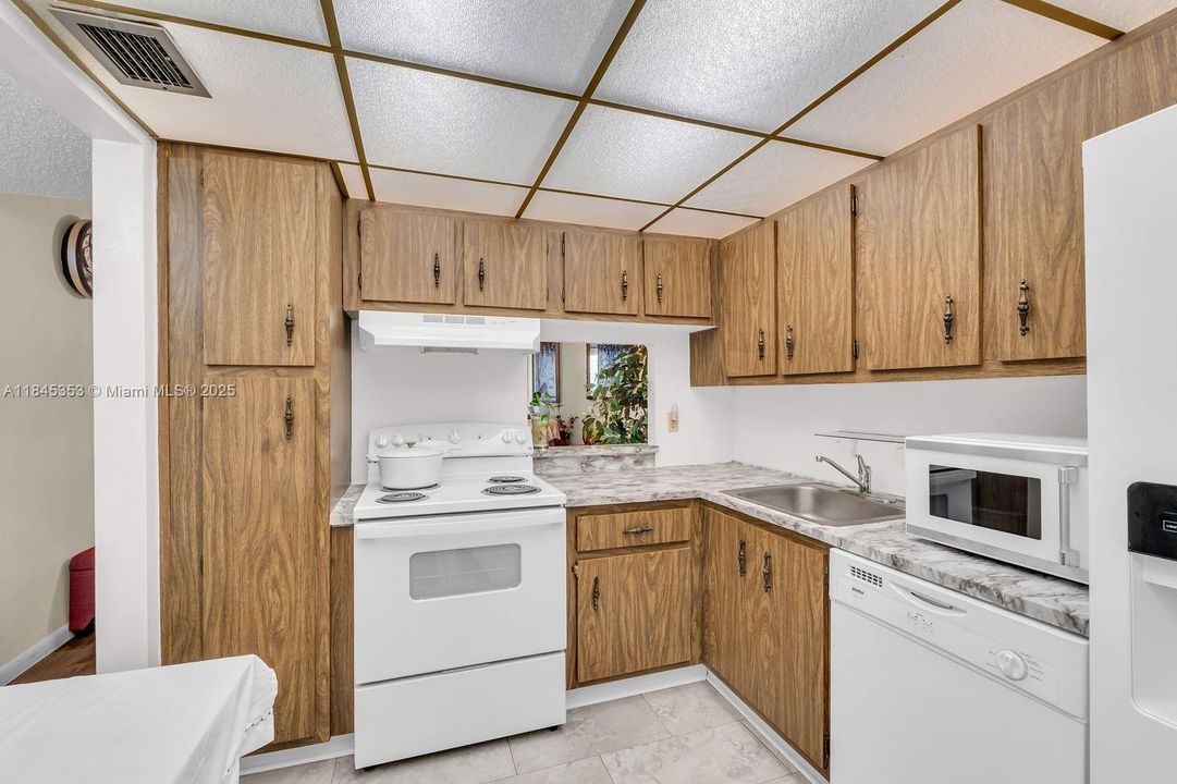 For Sale: $94,999 (1 beds, 1 baths, 720 Square Feet)