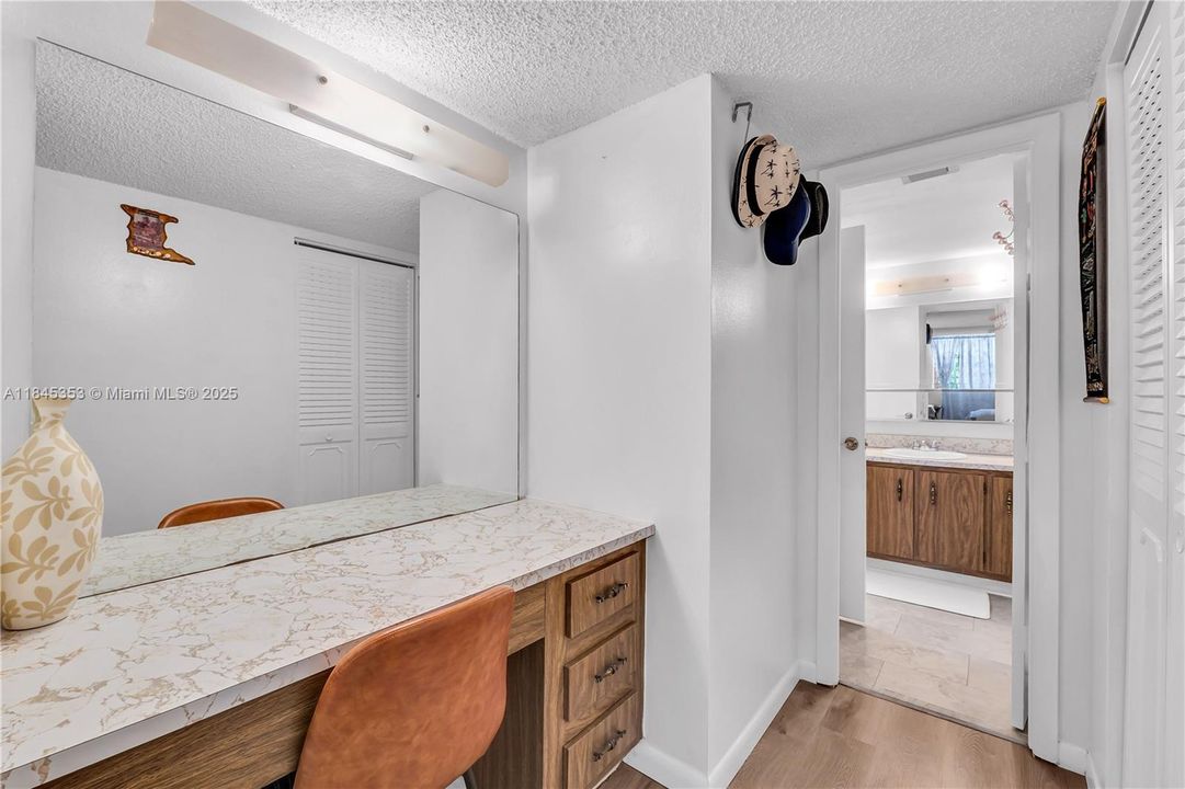 For Sale: $94,999 (1 beds, 1 baths, 720 Square Feet)