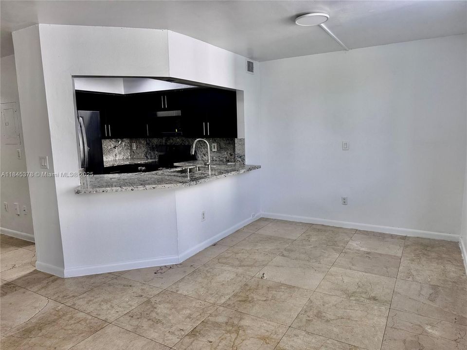 Activo con contrato: $2,500 (3 camas, 2 baños, 1293 Pies cuadrados)