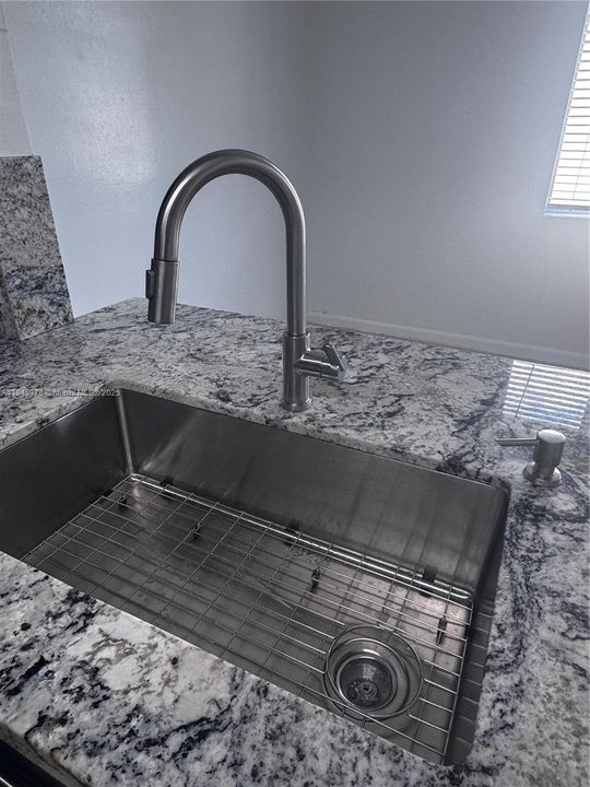 Activo con contrato: $2,500 (3 camas, 2 baños, 1293 Pies cuadrados)