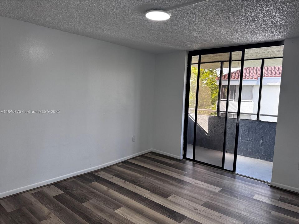 Activo con contrato: $2,500 (3 camas, 2 baños, 1293 Pies cuadrados)