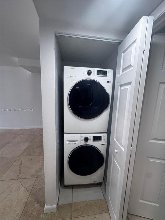 Activo con contrato: $2,500 (3 camas, 2 baños, 1293 Pies cuadrados)