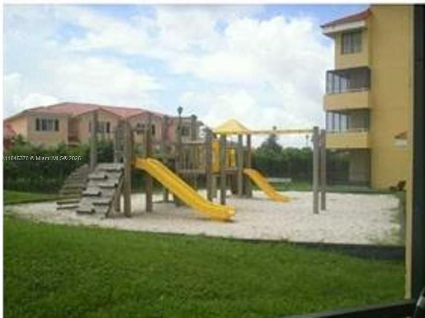 Activo con contrato: $2,500 (3 camas, 2 baños, 1293 Pies cuadrados)