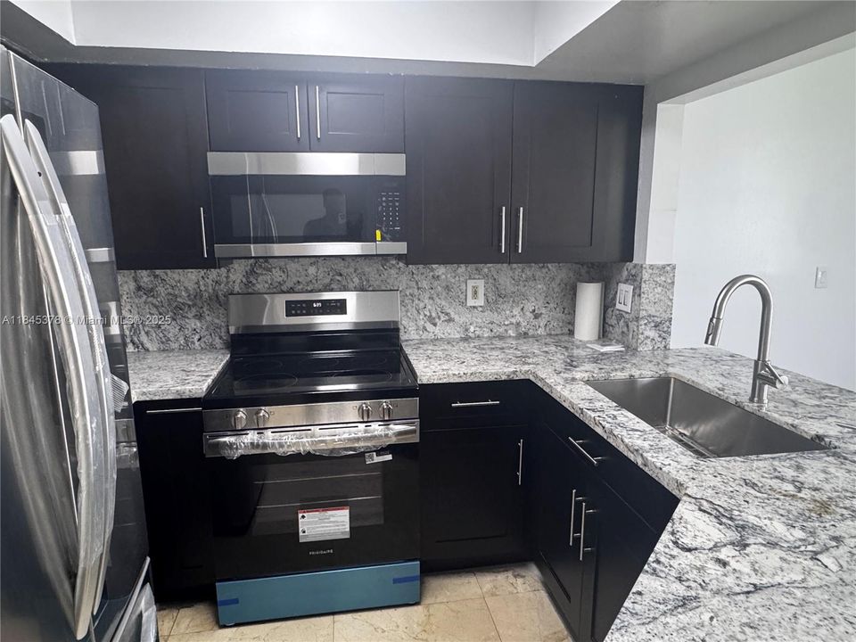 Activo con contrato: $2,500 (3 camas, 2 baños, 1293 Pies cuadrados)