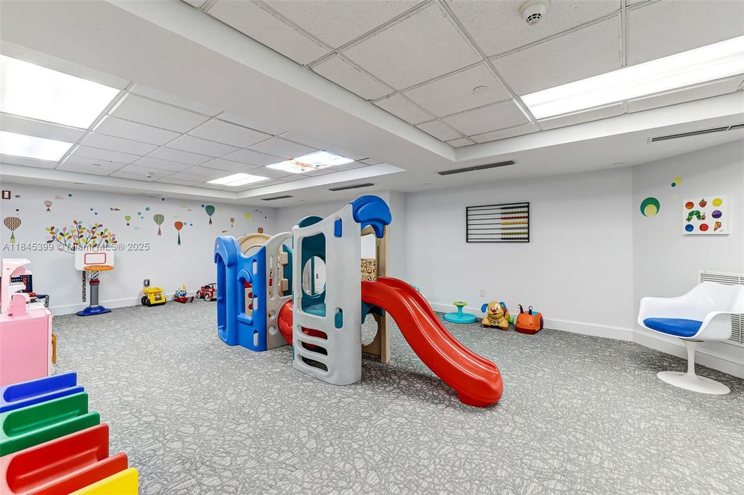 最近售出: $1,650,000 (2 贝兹, 2 浴室, 1550 平方英尺)