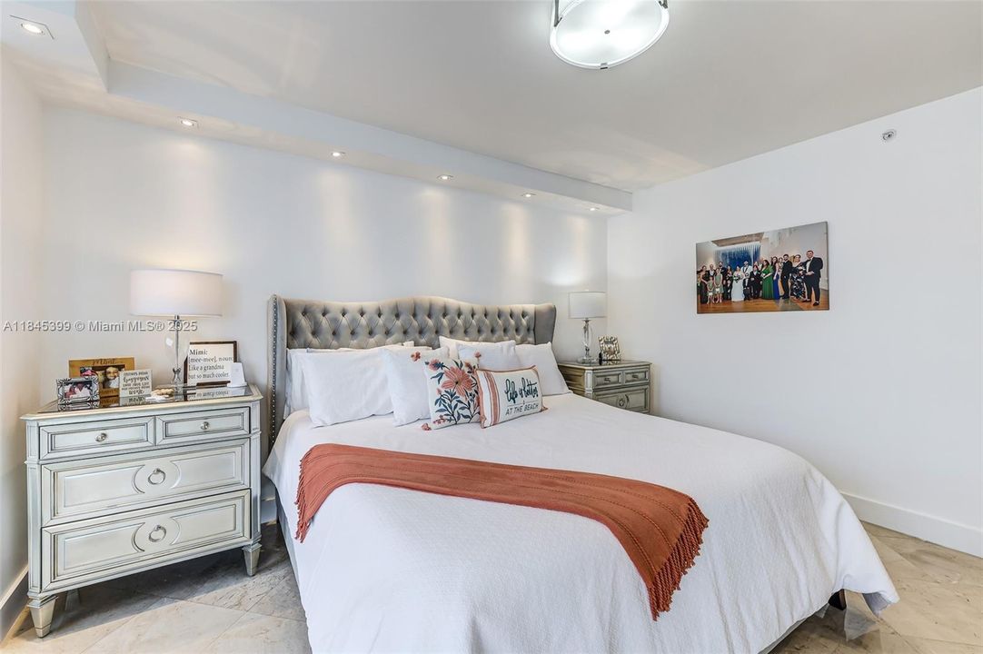 最近售出: $1,650,000 (2 贝兹, 2 浴室, 1550 平方英尺)