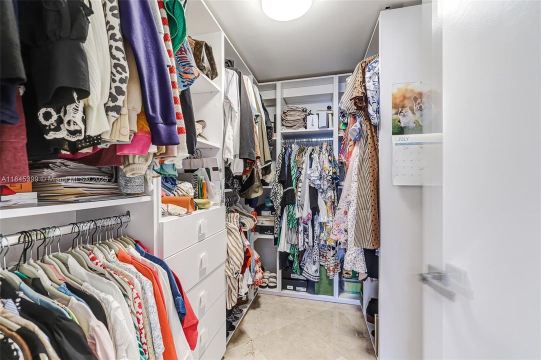 最近售出: $1,650,000 (2 贝兹, 2 浴室, 1550 平方英尺)