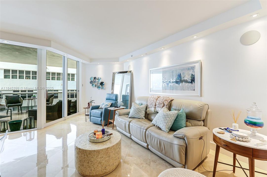 最近售出: $1,650,000 (2 贝兹, 2 浴室, 1550 平方英尺)