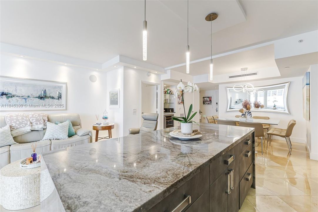 最近售出: $1,650,000 (2 贝兹, 2 浴室, 1550 平方英尺)