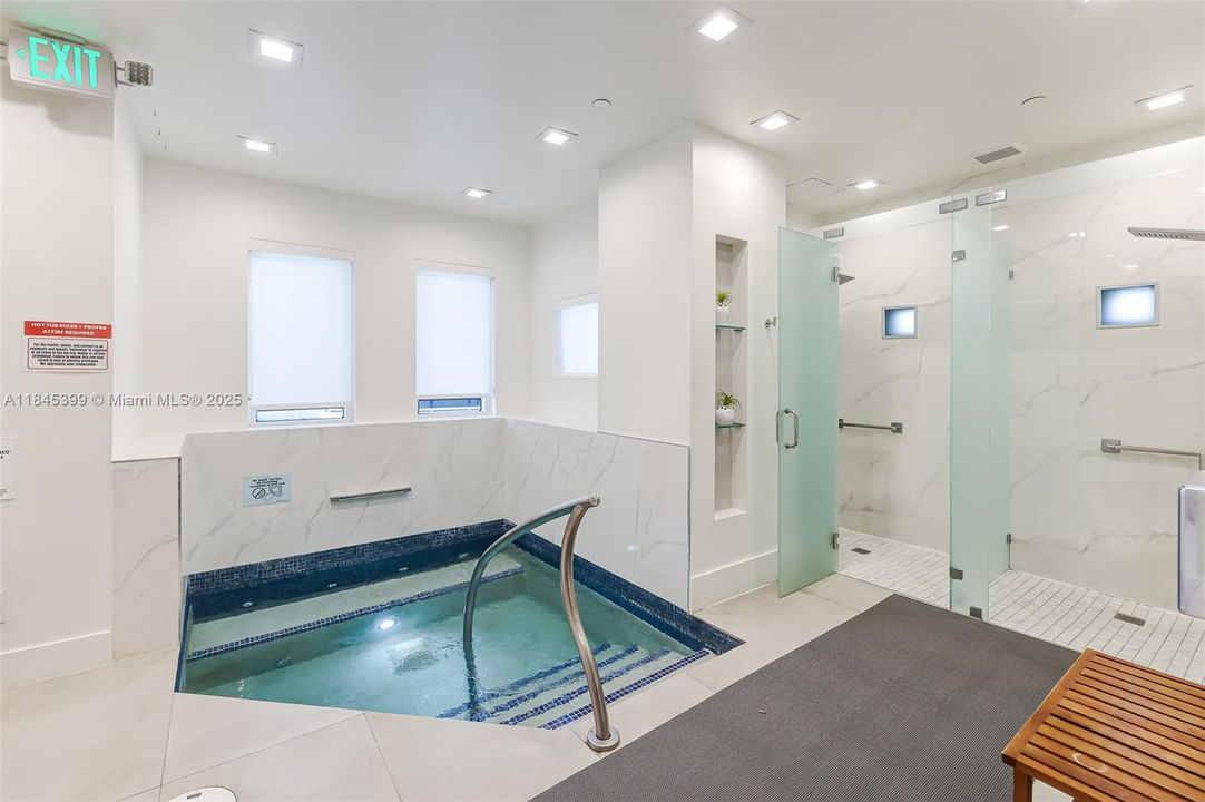 最近售出: $1,650,000 (2 贝兹, 2 浴室, 1550 平方英尺)