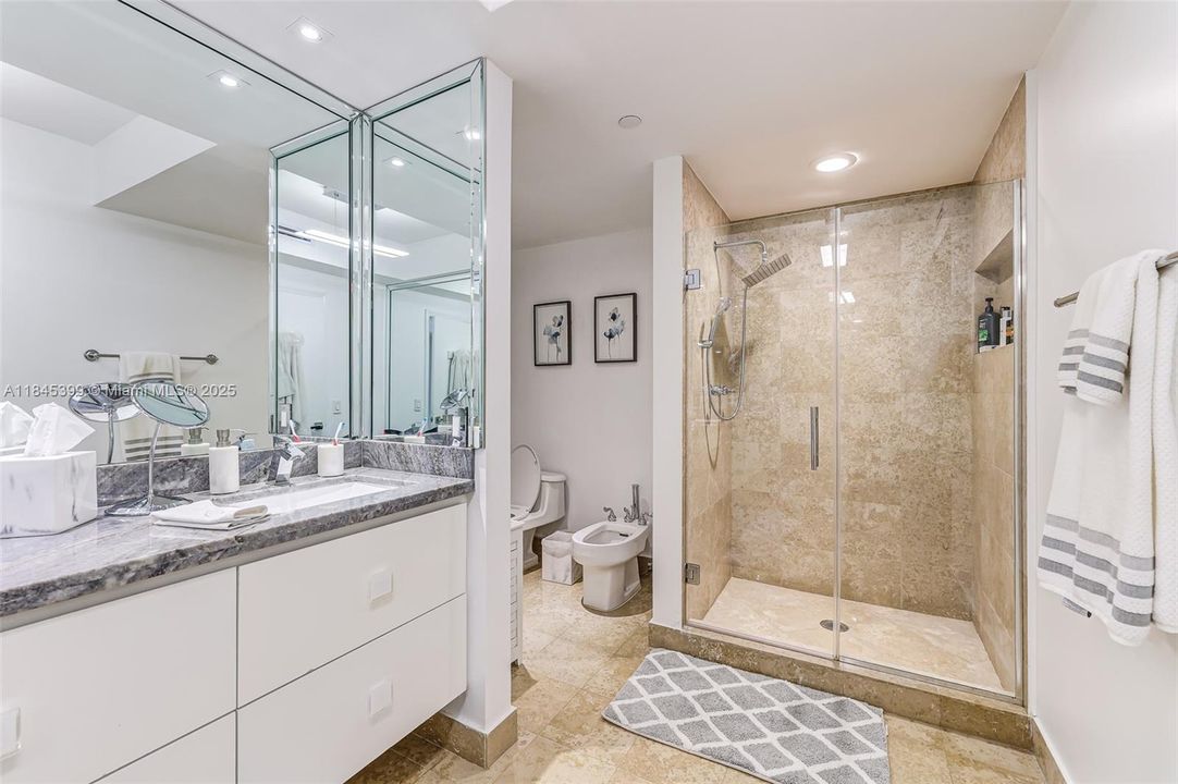 最近售出: $1,650,000 (2 贝兹, 2 浴室, 1550 平方英尺)