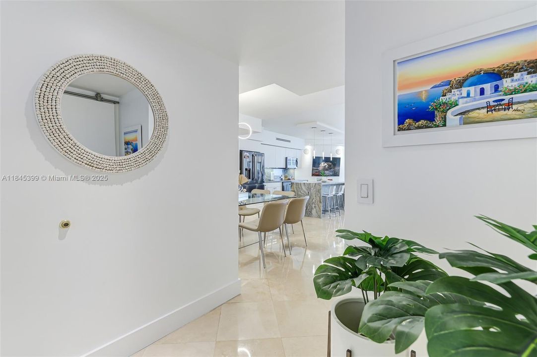 最近售出: $1,650,000 (2 贝兹, 2 浴室, 1550 平方英尺)