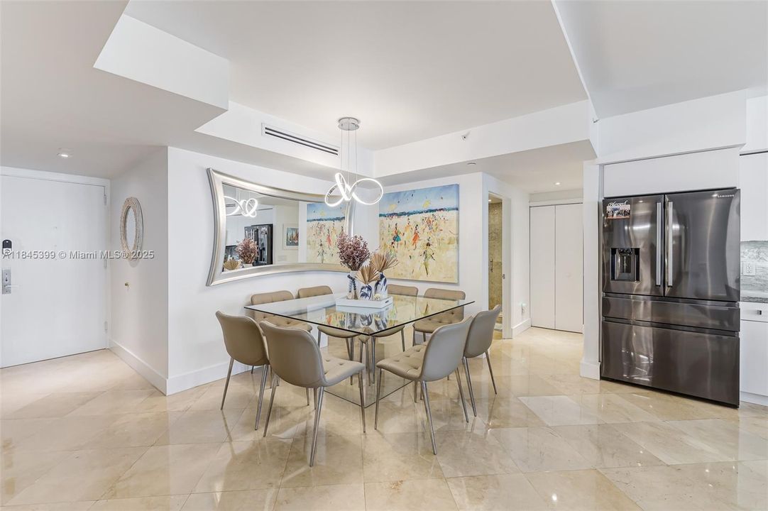 最近售出: $1,650,000 (2 贝兹, 2 浴室, 1550 平方英尺)