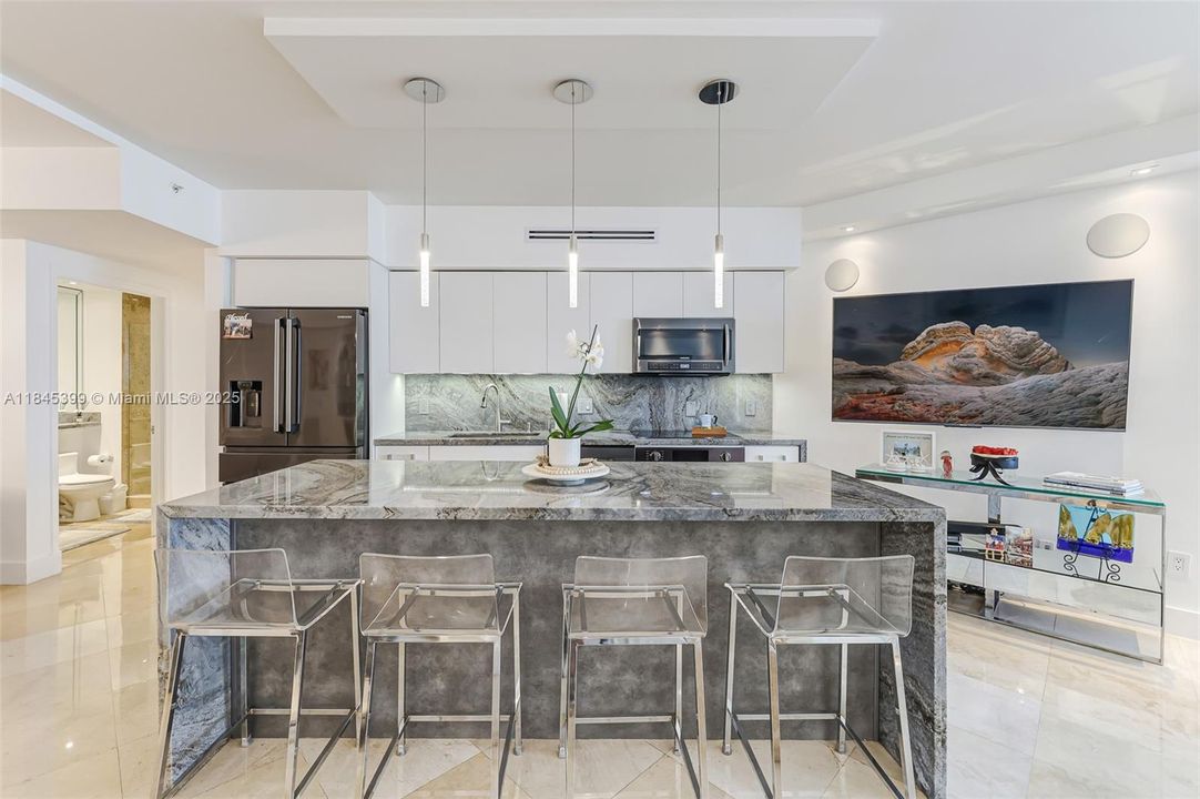 最近售出: $1,650,000 (2 贝兹, 2 浴室, 1550 平方英尺)