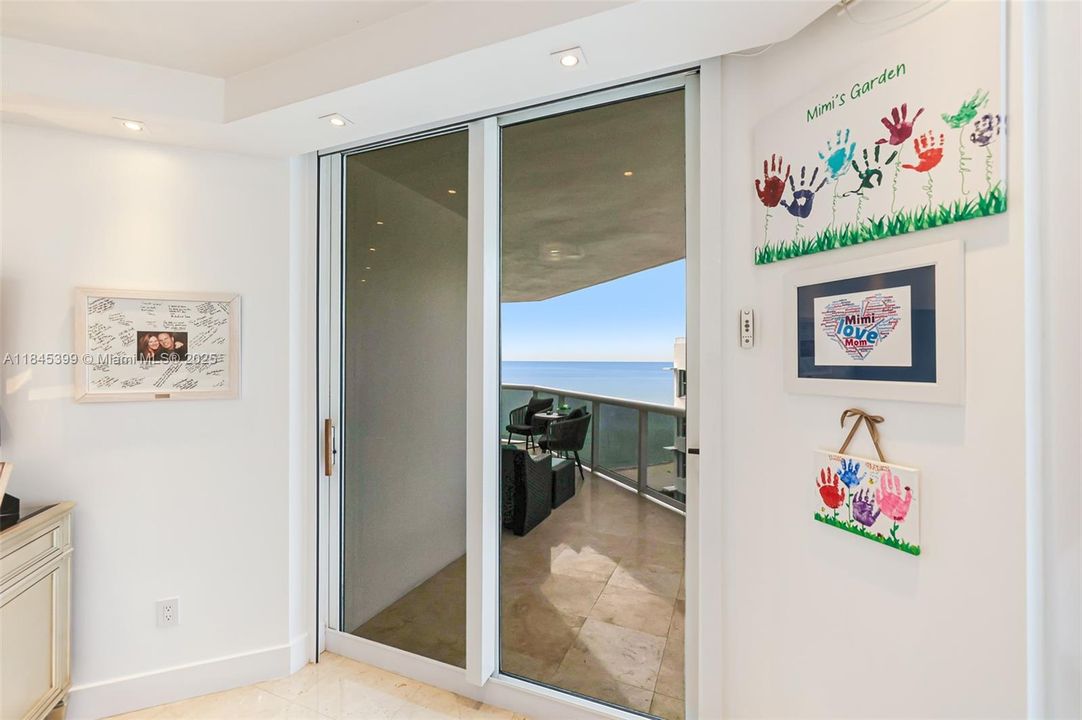 最近售出: $1,650,000 (2 贝兹, 2 浴室, 1550 平方英尺)