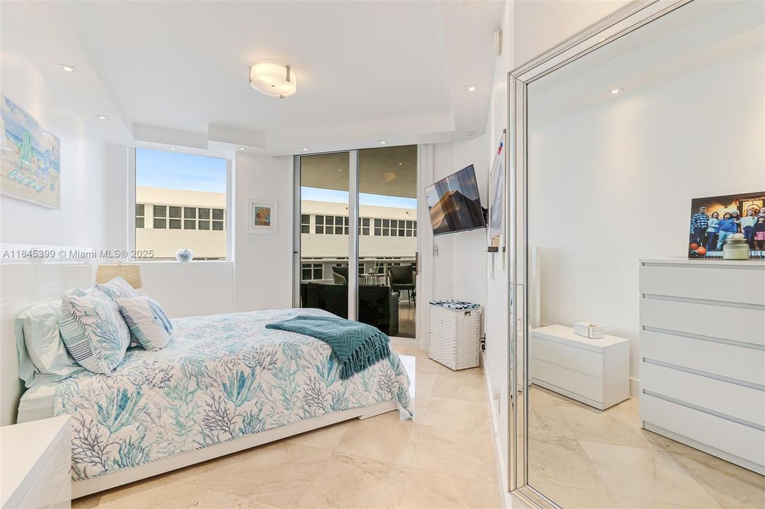 最近售出: $1,650,000 (2 贝兹, 2 浴室, 1550 平方英尺)