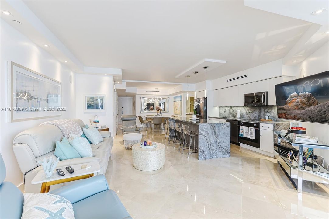 最近售出: $1,650,000 (2 贝兹, 2 浴室, 1550 平方英尺)