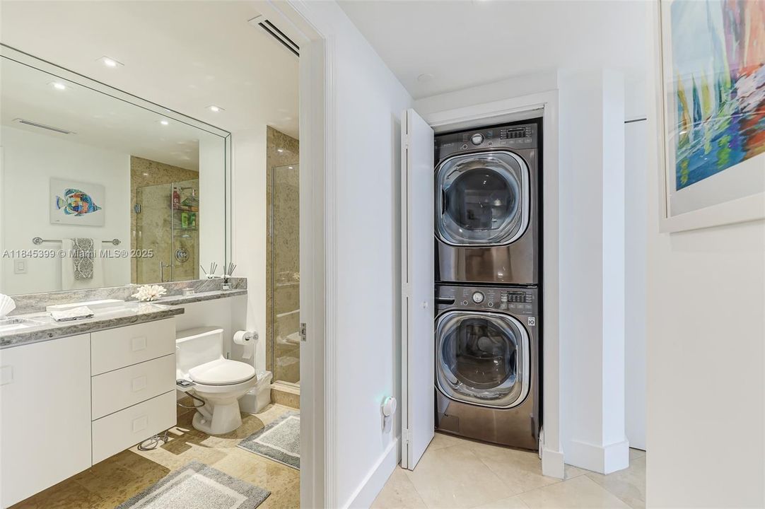 最近售出: $1,650,000 (2 贝兹, 2 浴室, 1550 平方英尺)