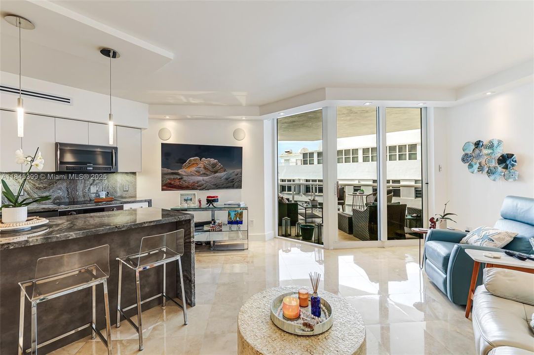 最近售出: $1,650,000 (2 贝兹, 2 浴室, 1550 平方英尺)