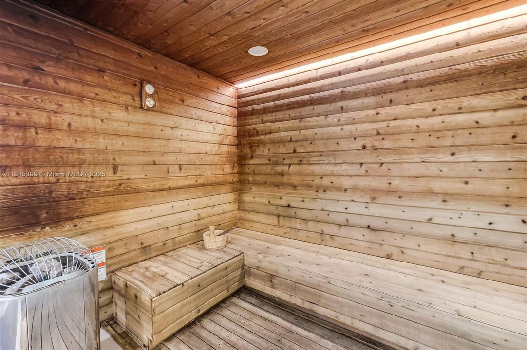 最近售出: $1,650,000 (2 贝兹, 2 浴室, 1550 平方英尺)