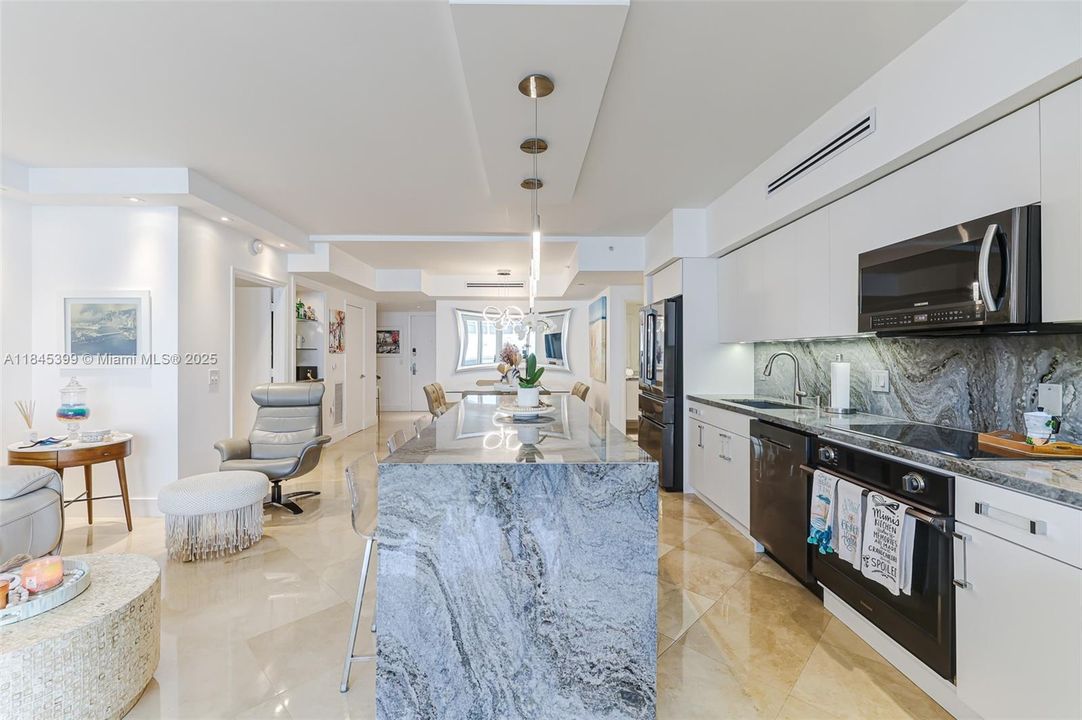 最近售出: $1,650,000 (2 贝兹, 2 浴室, 1550 平方英尺)