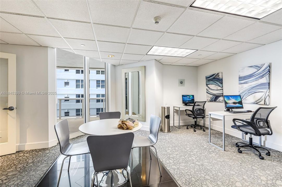 最近售出: $1,650,000 (2 贝兹, 2 浴室, 1550 平方英尺)