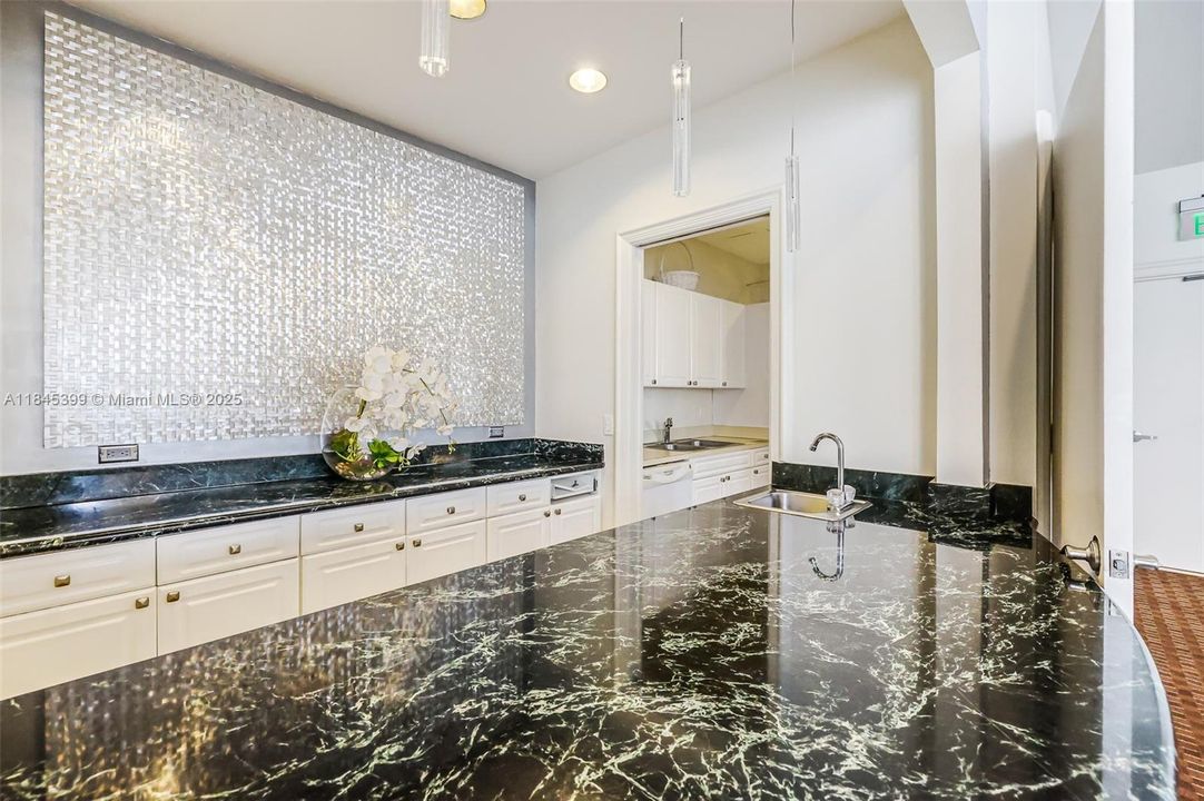 最近售出: $1,650,000 (2 贝兹, 2 浴室, 1550 平方英尺)