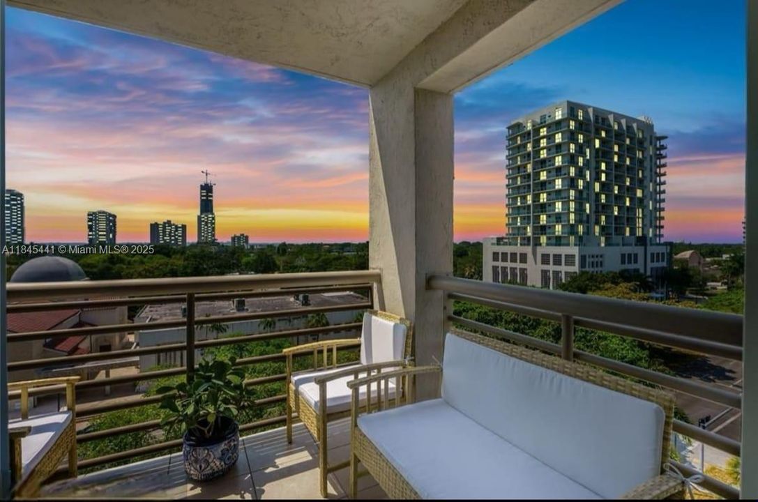 For Sale: $575,000 (2 beds, 2 baths, 1263 Square Feet)