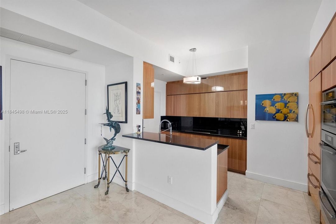 Под контрактом: $19,900 (2 спален, 2 ванн, 1440 Квадратных фут)