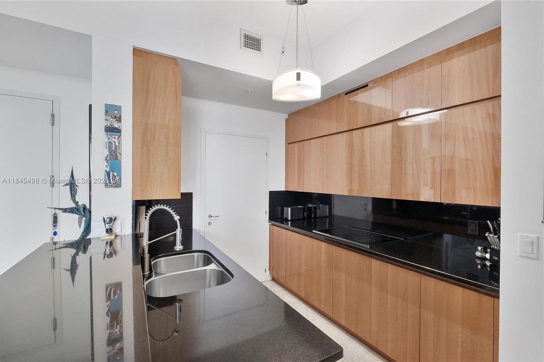 Под контрактом: $19,900 (2 спален, 2 ванн, 1440 Квадратных фут)