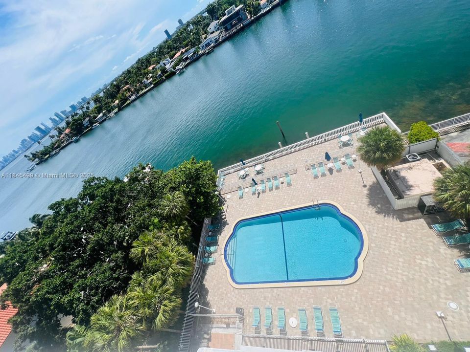 待售: $275,000 (1 贝兹, 1 浴室, 827 平方英尺)