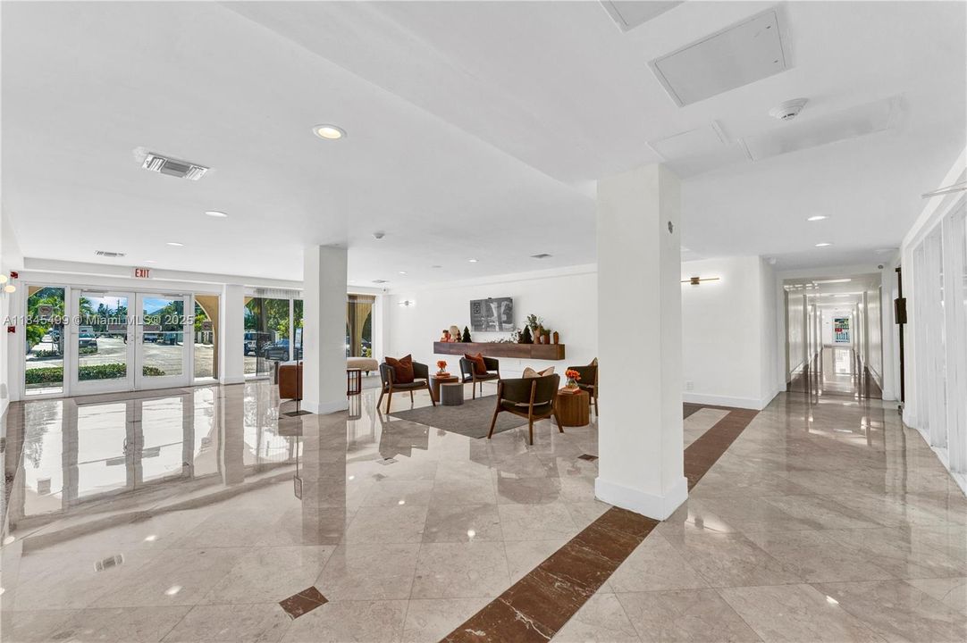 待售: $275,000 (1 贝兹, 1 浴室, 827 平方英尺)