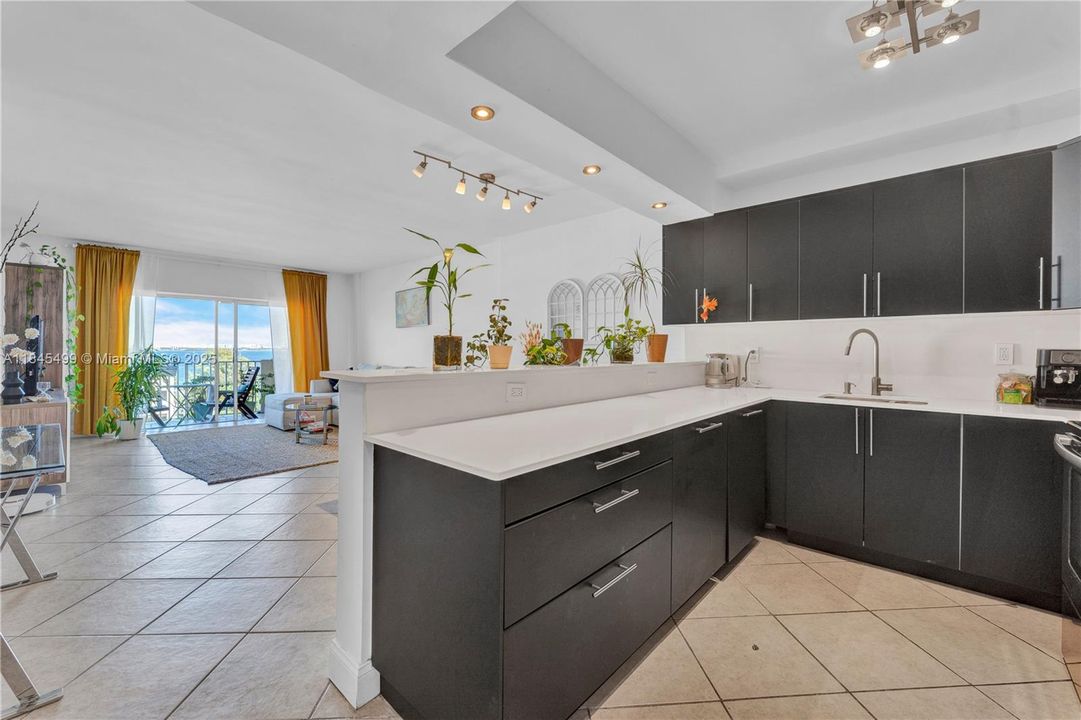 待售: $275,000 (1 贝兹, 1 浴室, 827 平方英尺)