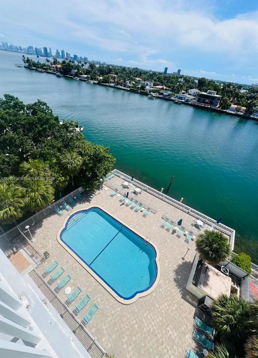 待售: $275,000 (1 贝兹, 1 浴室, 827 平方英尺)