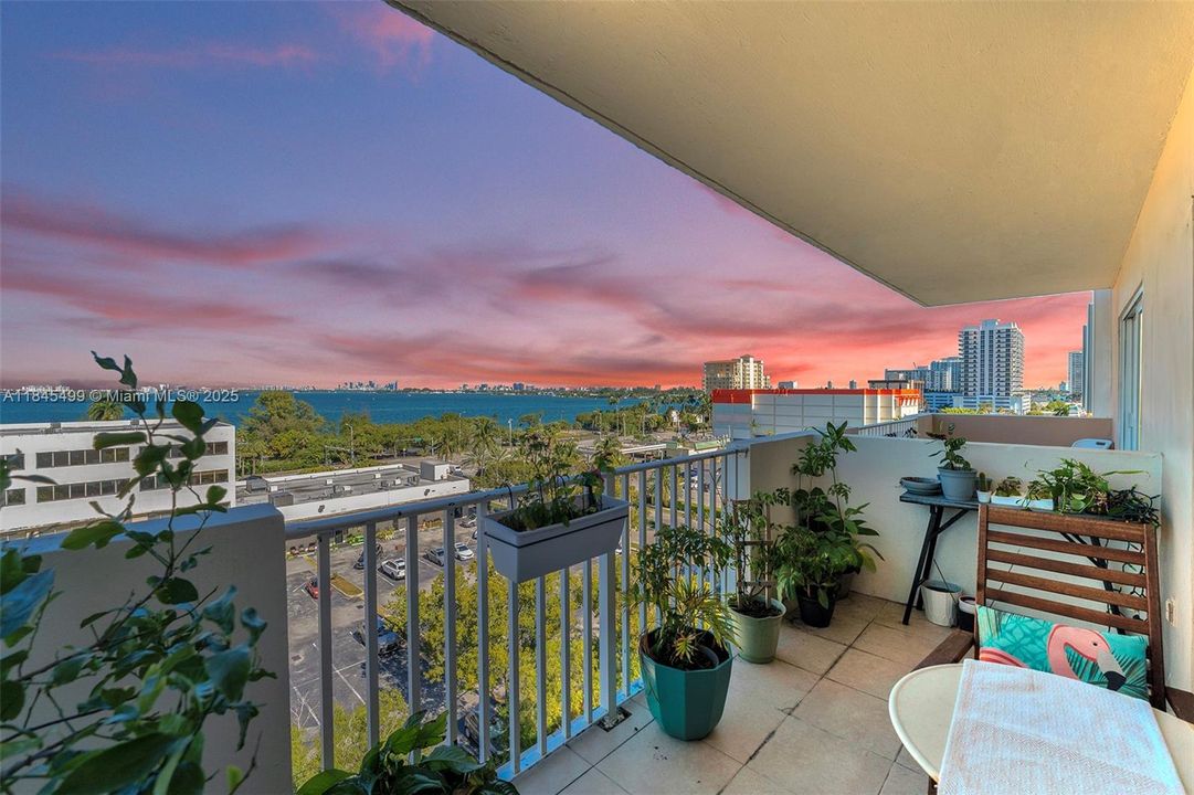 待售: $275,000 (1 贝兹, 1 浴室, 827 平方英尺)