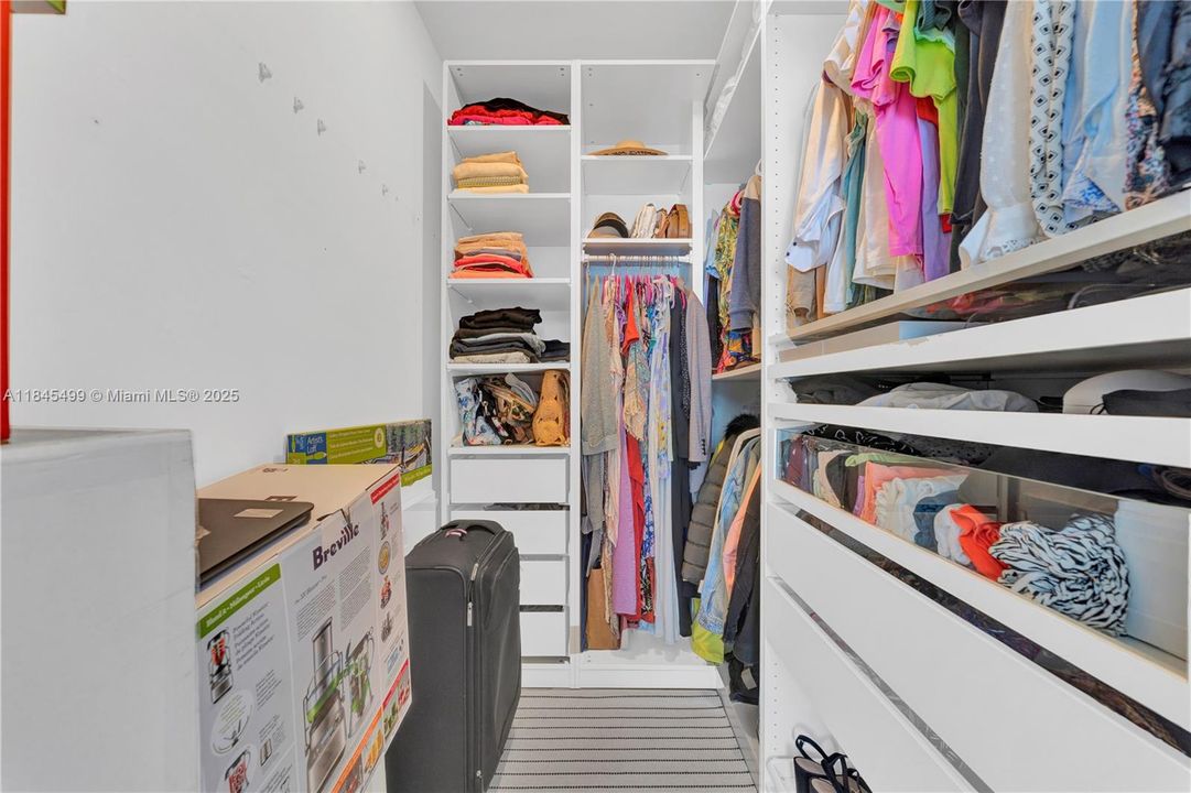 待售: $275,000 (1 贝兹, 1 浴室, 827 平方英尺)