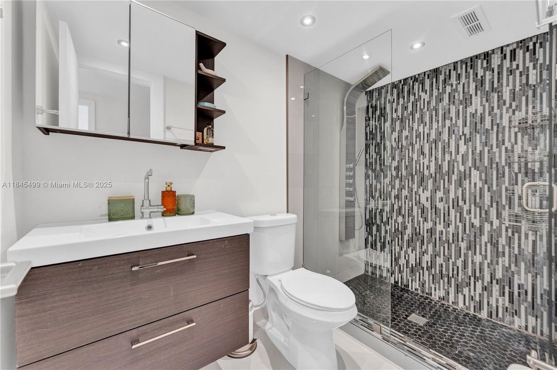 待售: $275,000 (1 贝兹, 1 浴室, 827 平方英尺)