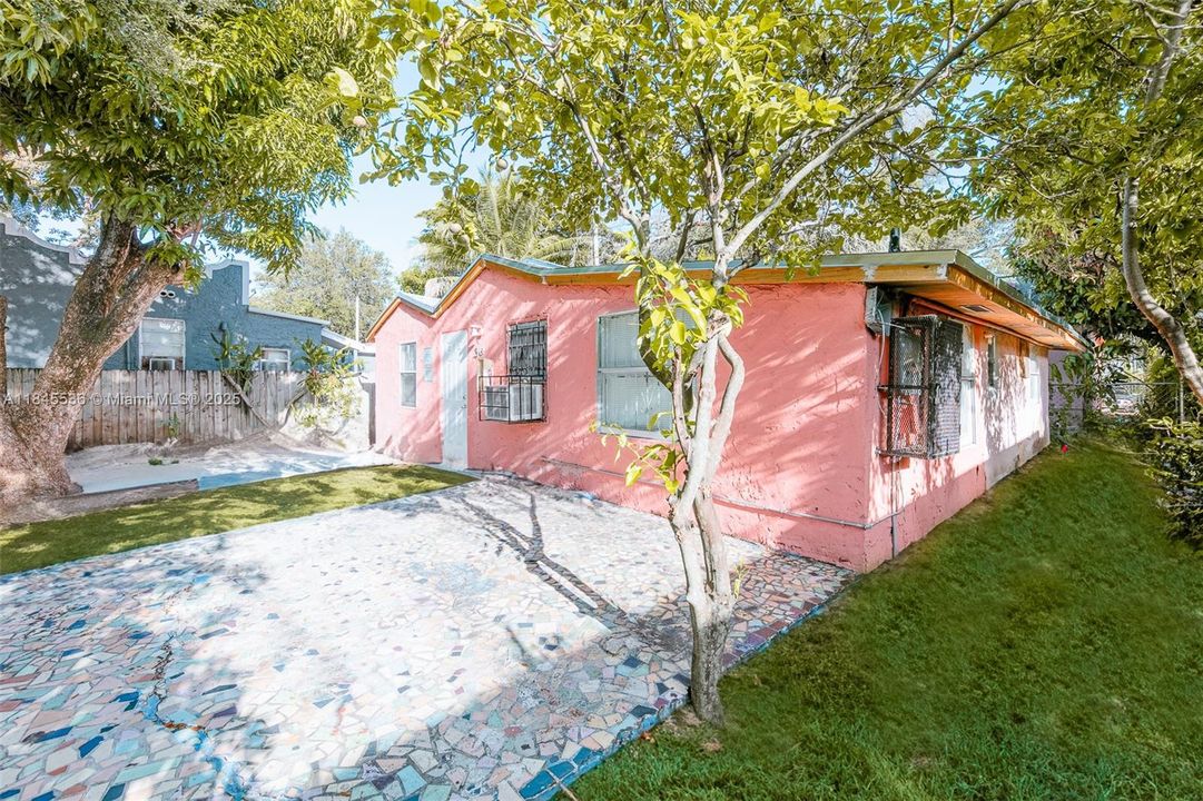 待售: $549,000 (3 贝兹, 2 浴室, 884 平方英尺)