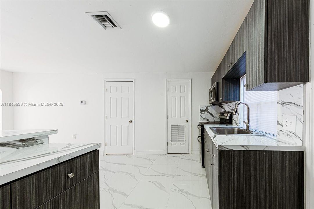 待售: $549,000 (3 贝兹, 2 浴室, 884 平方英尺)