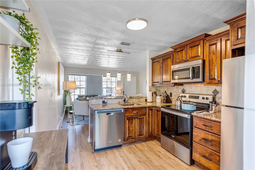 最近售出: $379,990 (2 贝兹, 1 浴室, 767 平方英尺)