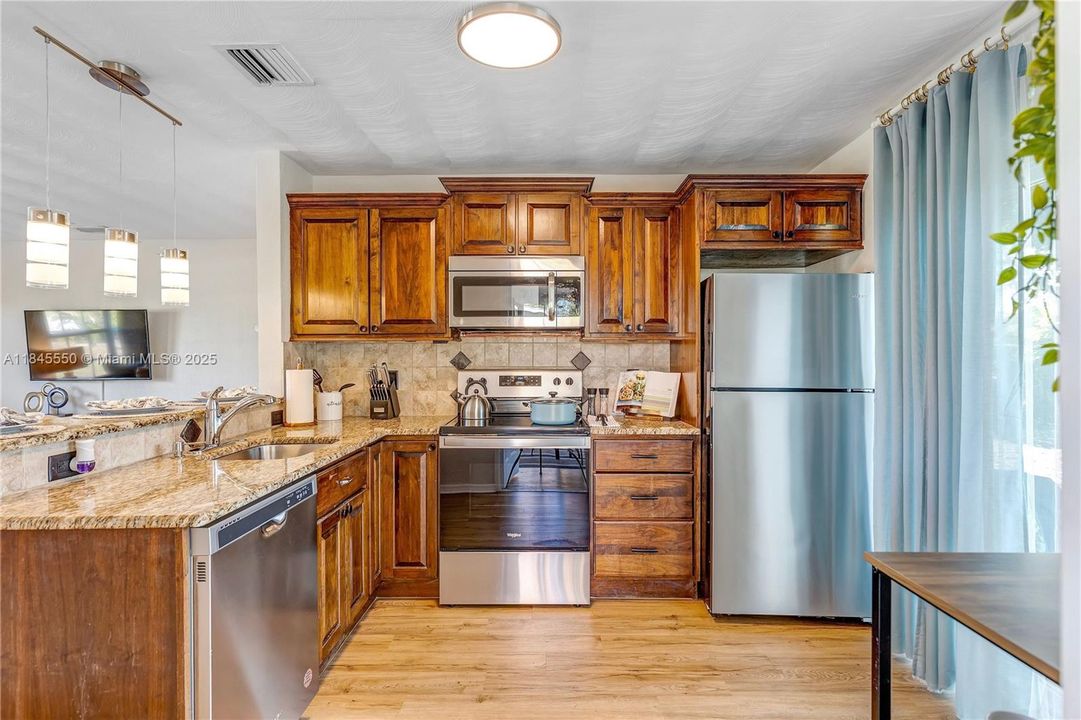 最近售出: $379,990 (2 贝兹, 1 浴室, 767 平方英尺)