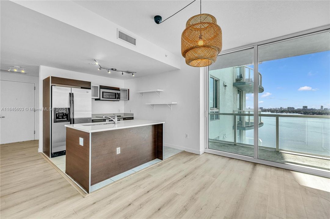 Active With Contract: $398,000 (1 beds, 1 baths, 651 Square Feet)