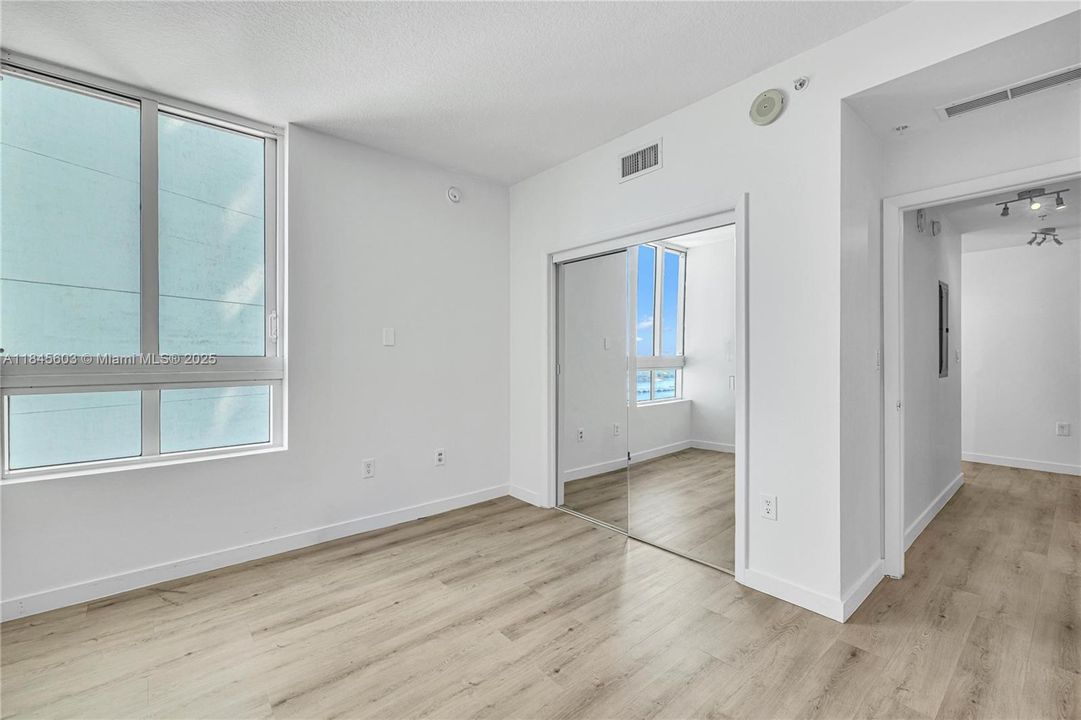 Active With Contract: $398,000 (1 beds, 1 baths, 651 Square Feet)